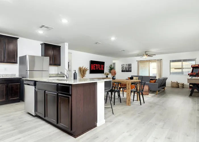 *family Oasis*shuffleboard*backyard*arcade*garage*